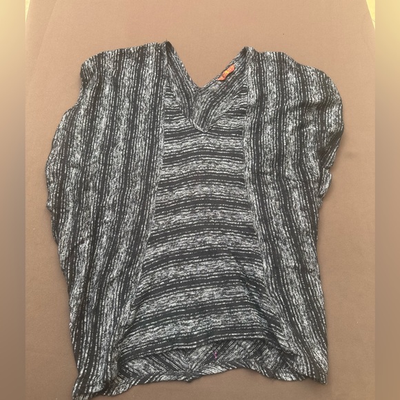 Vintage 2012 7 for all Mankind slouchy tee size M?
Pit to pit: 22”
Length: 25” - Picture 2 of 6